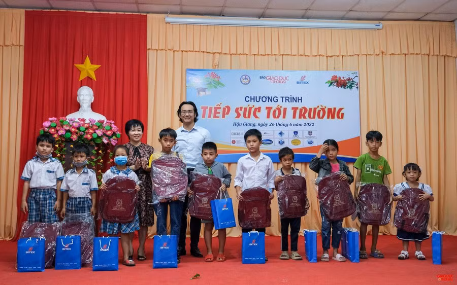 Đại diện Công ty Cổ phần xuất nhập khẩu Bình Tây (Bitex) và Báo Giáo dục và Thời đại trao quà cho các em học sinh.