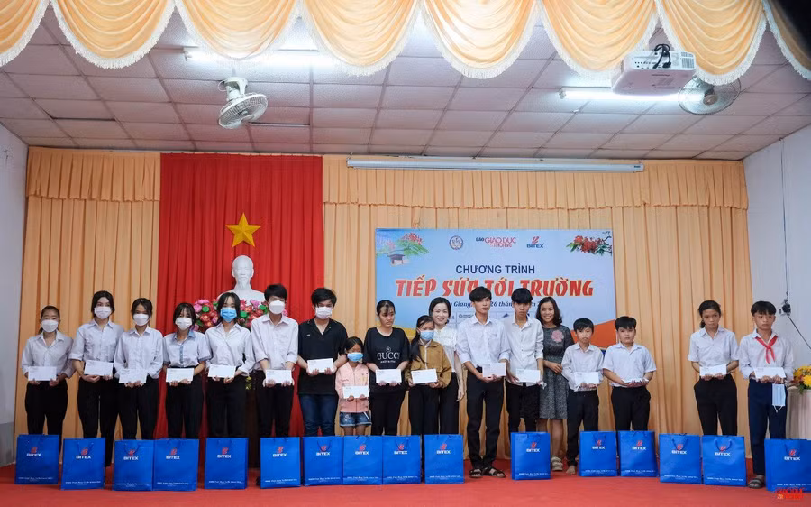 Bà Đặng Thị Ngọc Quyên, đại diện Trường ĐH Anh Quốc Việt Nam và đại diện Cục Nhà giáo và CBQL GD (Bộ GD&amp;ĐT) trao quà, học bổng cho các em học sinh.