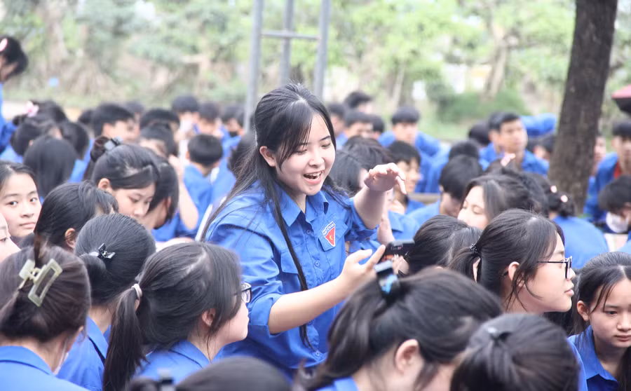 Hoạt động giáo dục ngoài giờ lên lớp của Trường THPT Đức Hợp (Hưng Yên). Ảnh: TG.