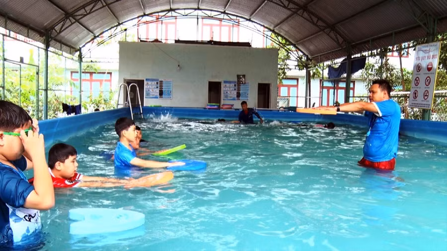 Lớp dạy bơi miễn phí tại Trường THCS Nguyễn Khuyến, phường An Phú, TP Tam Kỳ.