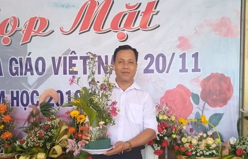 Thầy Thạch Sa Quên, giáo viên trường THPT Cầu Ngang trong một dịp kỉ nhiệm Ngày Nhà giáo Việt Nam.