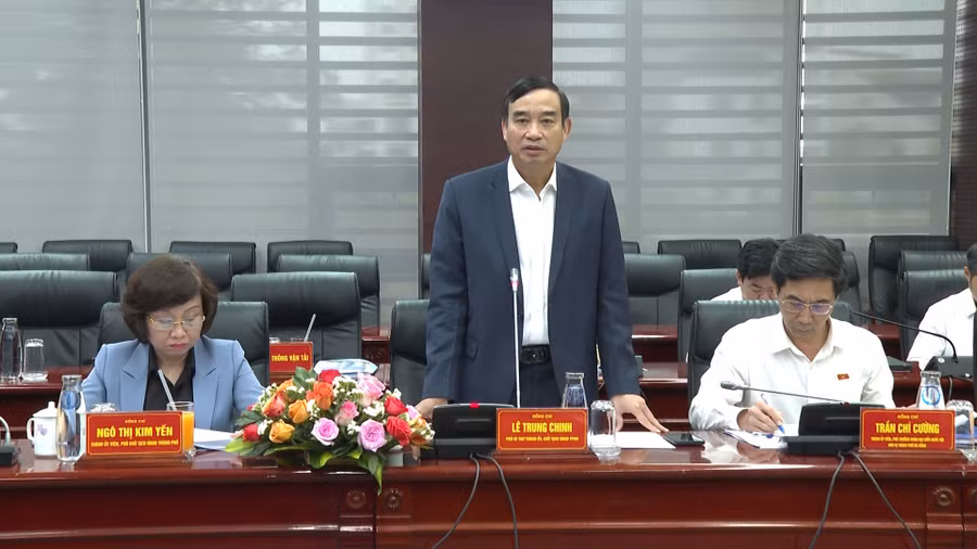 Ông Lê Trung Chinh - Chủ tịch UBND TP Đà Nẵng đề xuất cần có sự đánh giá, nhìn nhận lại chính sách xã hội hóa giáo dục trong bối cảnh mới. Ông Lê Trung Chinh - Chủ tịch UBND TP Đà Nẵng đề xuất cần có sự đánh giá, nhìn nhận lại chính sách xã hội hóa giáo dục trong bối cảnh mới.