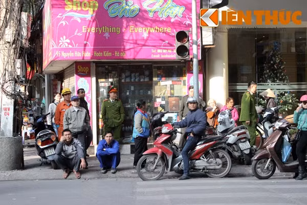 Toàn cảnh vụ CS Hà Nội vây 2 người ôm bom xăng cố thủ ảnh 8