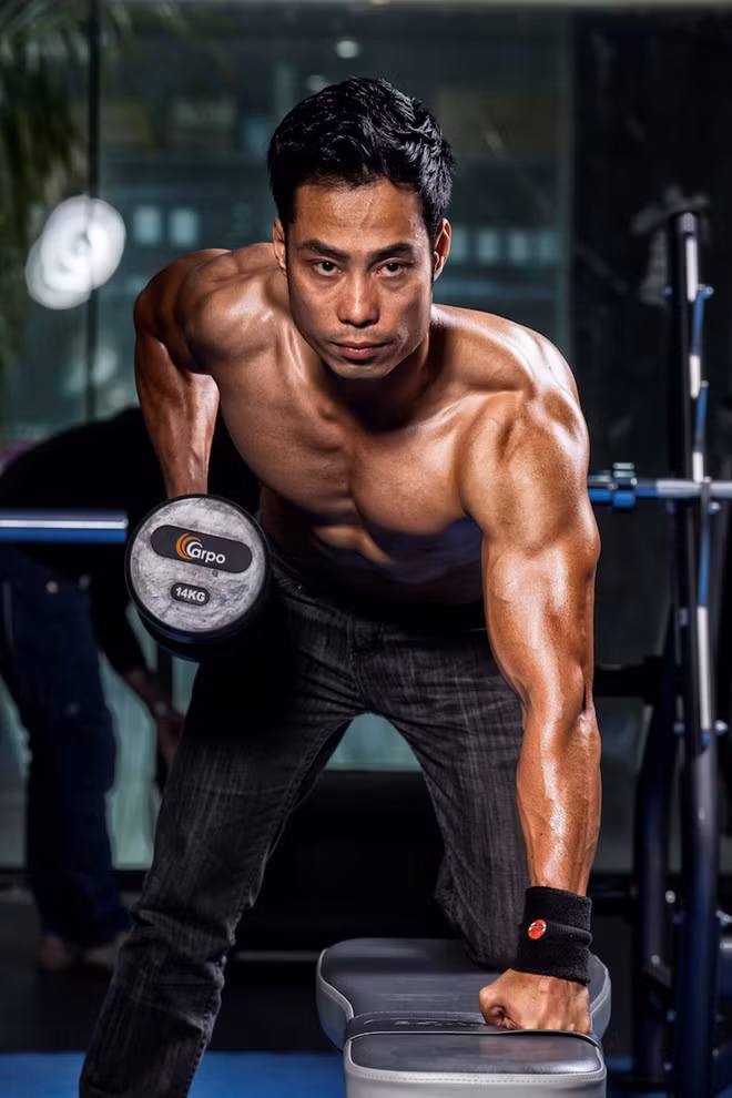 Huy Ngọc cho biết, nỗ lực được môt thời gian, ngày càng có nhiều hiểu biết về môn thể thao này, anh quyết định dần dần tập chất chuyên nghiệp. Anh bắt đầu tập có bài bản và xây dựng chế độ ăn uống thật sự khoa học. Đặc biệt, anh luôn cố gắng không thức khuya và không ăn những món có quá nhiều protein, chất béo, tinh bột… Theo anh, việc uống rượu bia trong quá trình xây dựng cơ bắp cũng khá nguy hiểm. Thân hình săn chắc của thầy giáo vô địch cuộc thi 6 múi