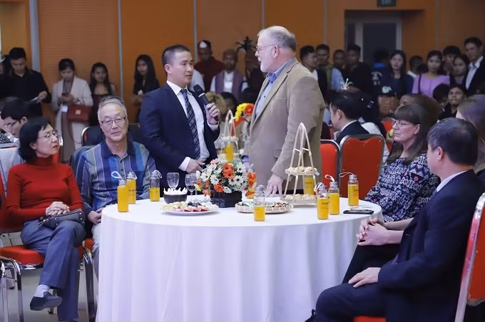Thầy Mr.Bill là giảng viên của Trường Đại học sư phạm chia sẻ những ngày tháng sinh sống và giảng dạy tại Việt Nam