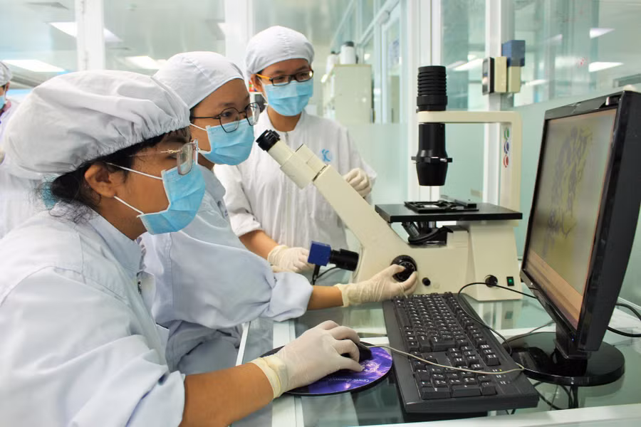 Các nghiên cứu viên đang nghiên cứu tại Viện tế bào gốc