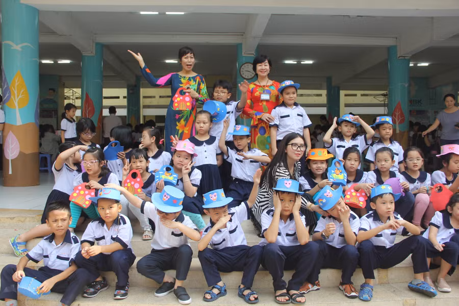 Sau khi hoàn thành sản phẩm, các em tỏ ra rất vui và cùng lưu giữ khoảnh khắc với giáo viên, phụ huynh