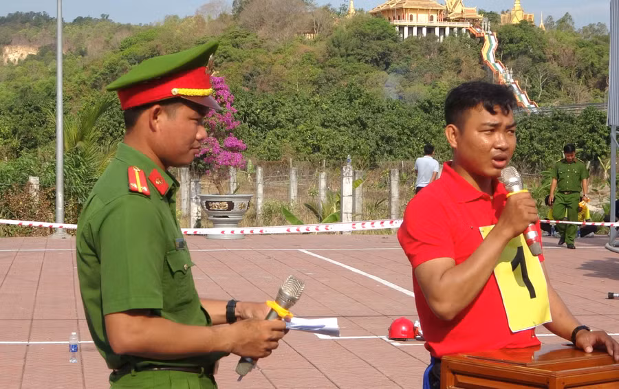Đại diện đội thi tham gia phần thi lý thuyết.