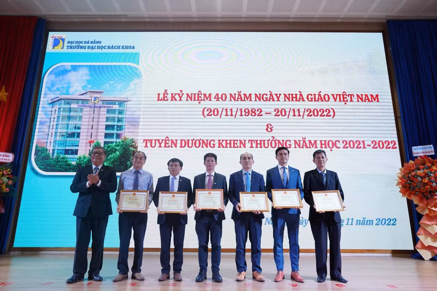 Trường ĐH Bách khoa, ĐH Đà Nẵng vinh danh các cá nhân, tập thể tiêu biểu trong năm 2022.