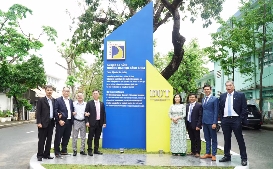 Trường ĐH Bách khoa, ĐH Đà Nẵng khánh thành biểu tượng công bố Thông điệp của Nhà trường.