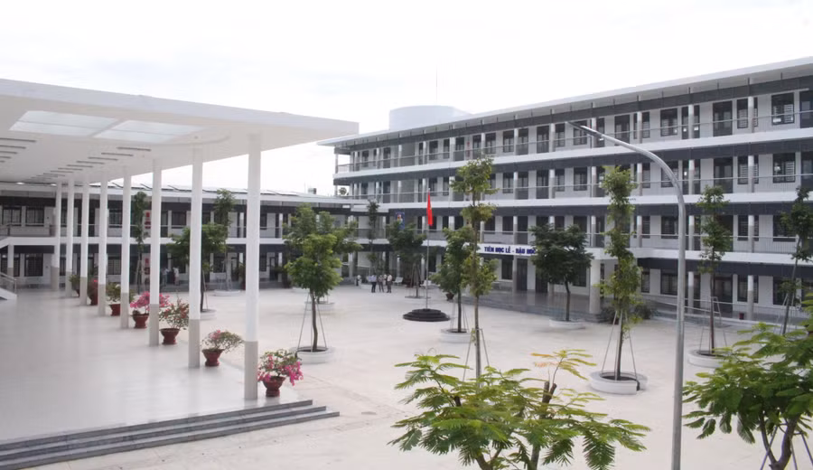 Trường THCS Châu Hòa, huyện Giồng Trôm (Bến Tre) xây dựng khang trang. Trường THCS Châu Hòa, huyện Giồng Trôm (Bến Tre) xây dựng khang trang.
