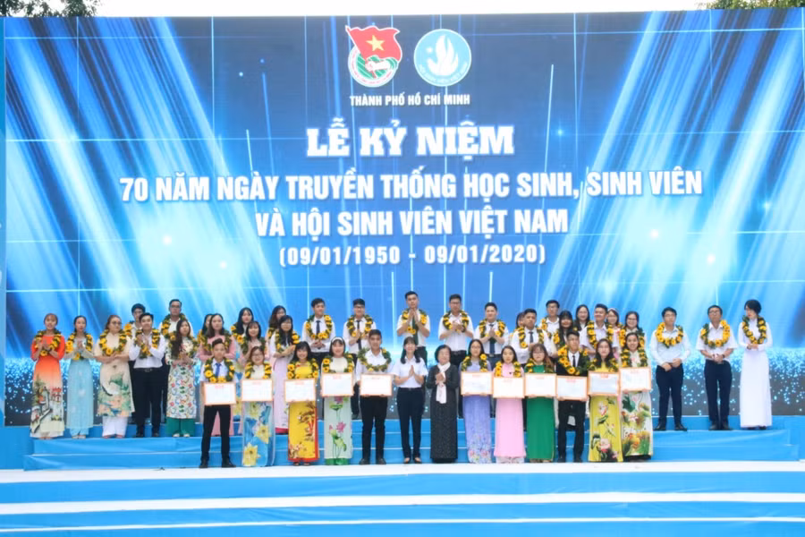 Trao bằng khen cho Sinh viên 5 Tốt Trao bằng khen cho Sinh viên 5 Tốt