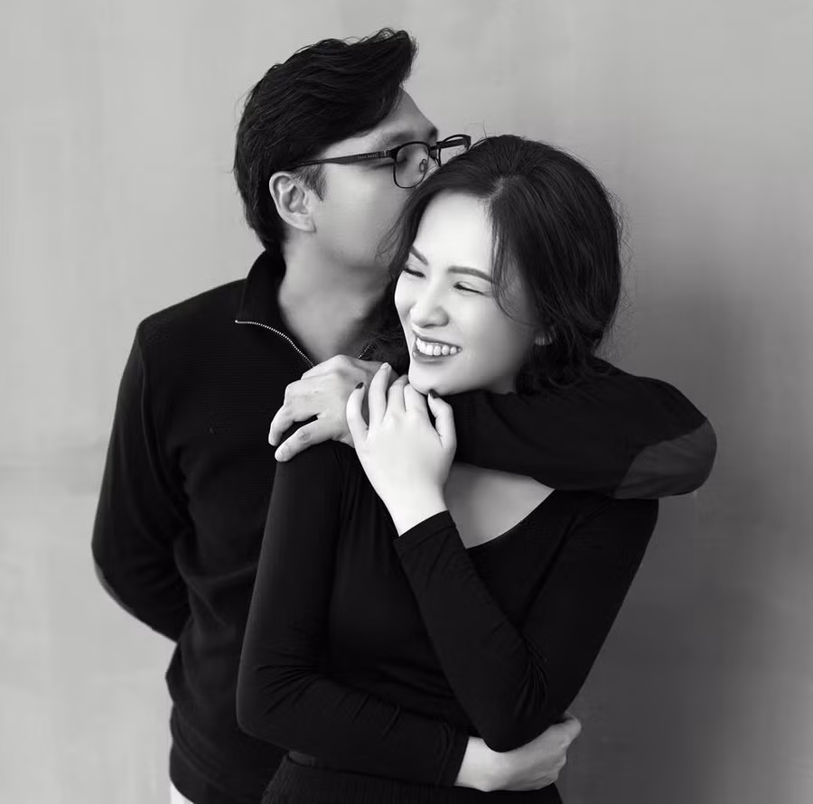 Đạo diễn Khải Anh đã đăng tải bức ảnh bên người vợ đảm Đan Lê vào đúng ngày lễ tình yêu.