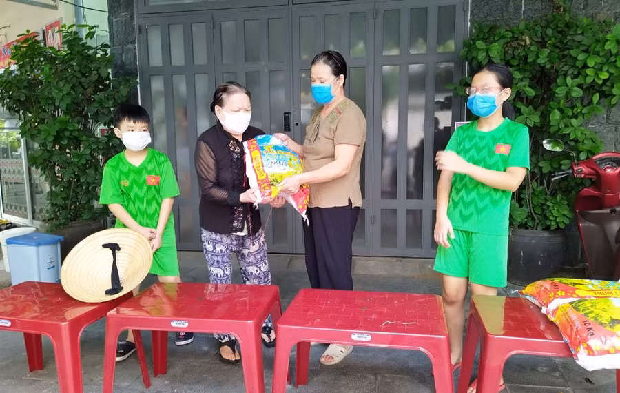 Số tiền từ mô hình này được hỗ trợ cho gia đình học sinh khó khăn, hay những hộ nghèo trên địa bàn.