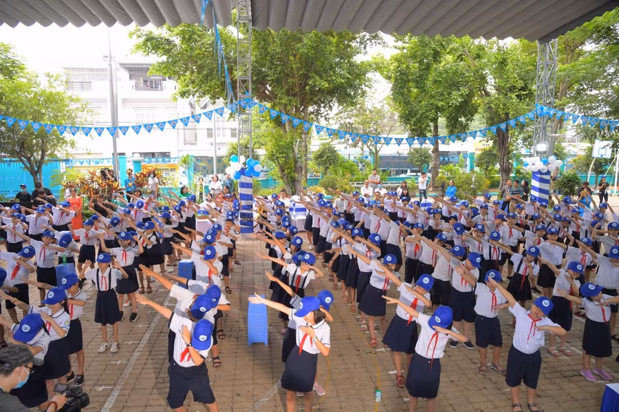 Động tác dễ nhớ và giai điệu vui nhộn của vũ điệu uống sữa giúp các em yêu thích vận động hơn.