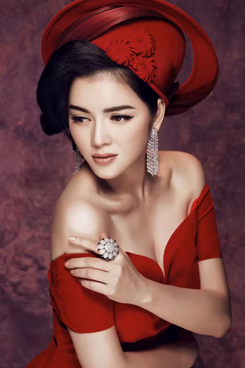 Lý Nhã Kỳ khoe lưng trần gợi cảm - Ảnh 1