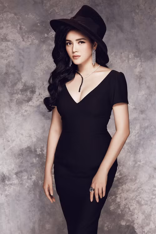 Lý Nhã Kỳ khoe lưng trần gợi cảm - Ảnh 5 Lý Nhã Kỳ khoe lưng trần gợi cảm - Ảnh 5