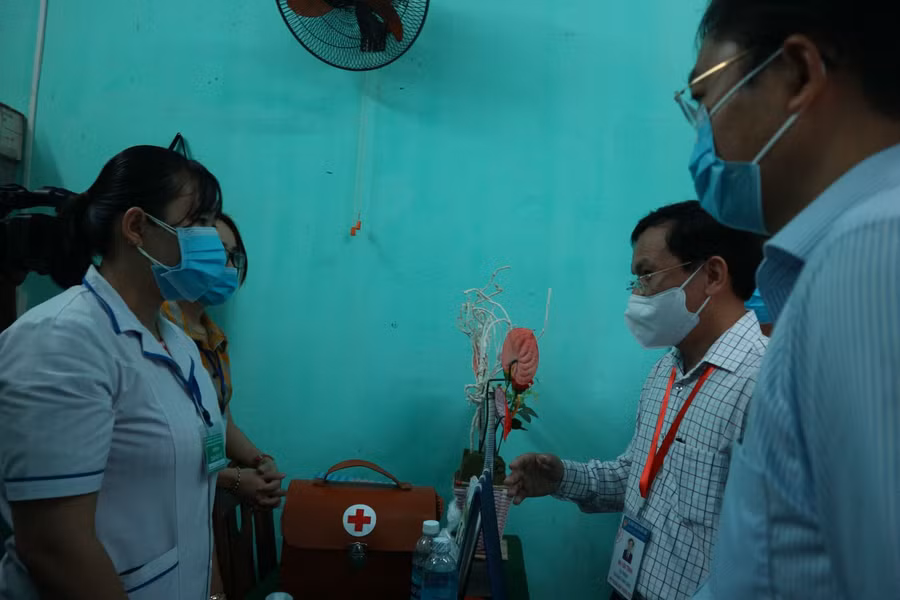 Ông Mai Văn Trinh thăm hỏi và động viên cán bộ y tế thực hiện nhiệm vụ tại điểm thi trường THPT Hoàng Diệu