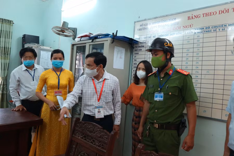 Cục trưởng Mai Văn Trinh kiểm tra công tác bảo quản đề thi tại điểm thi trường THPT Hoàng DIệu