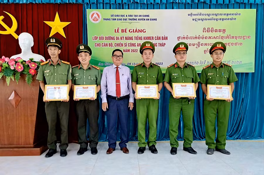 Trung tâm liên kết bồi dưỡng kỹ năng tiếng Khmer cho CB,CS Công an các địa phương. Trung tâm liên kết bồi dưỡng kỹ năng tiếng Khmer cho CB,CS Công an các địa phương.