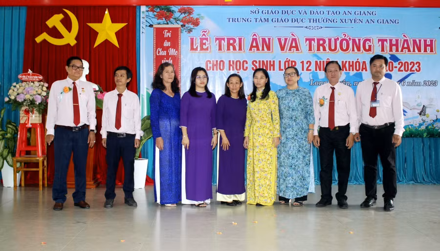 Cán bộ, viên chức Trung tâm GDTX An Giang tích cực góp phần xây dựng xã hội học tập.