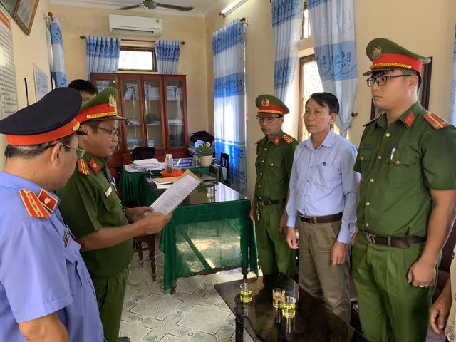 Cơ quan Công an đọc lệnh bắt đối với ông Hồ Quang Hóa.