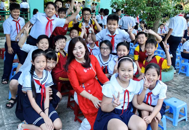 Cô trò trường Tiểu học Núi Thành (Quận Hải Châu, TP Đà Nẵng)