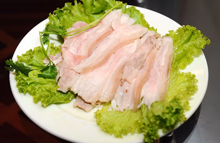 Thịt lợn không nên ăn cùng rau thơm. thực phẩm kỵ với rau thơm