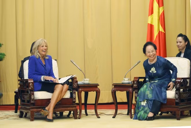 Hoạt động của đệ nhị phu nhân Mỹ trong chuyến thăm Việt Nam ảnh 3 Bà Biden trò chuyện vui vẻ với Phó chủ tịch nước Nguyễn Thị Doan trong cuộc kiến bàn về các vấn đề phụ nữ và hệ thống giáo dục đại học của Việt Nam. Ảnh: NGUYỄN KHÁNH
