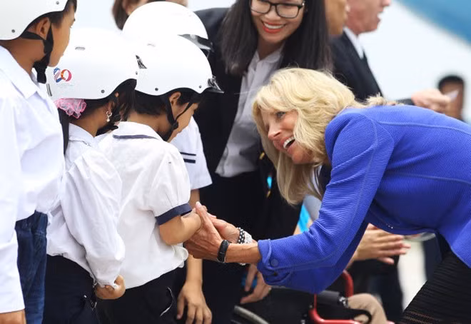 Hoạt động của đệ nhị phu nhân Mỹ trong chuyến thăm Việt Nam ảnh 1 Bà Biden vui vẻ khi trò chuyện với những đứa trẻ Việt Nam đón bà tại sân bay quốc tế Nội Bài. Ảnh: NGUYỄN KHÁNH
