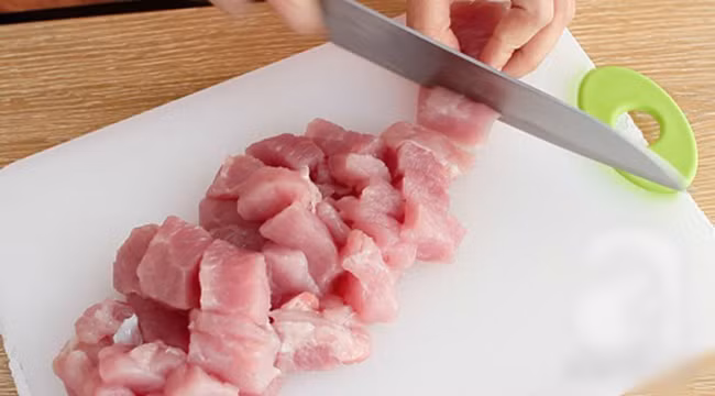 Cách làm nem chua tại nhà siêu đơn giản, không cần bột vẫn giòn ngon