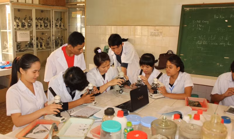 Sinh viên Trường ĐH Đồng Tháp trong giờ thực hành