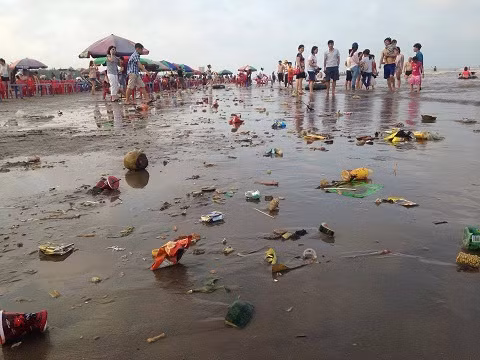 Rác thải ngập biển Cồn Vành trong kỳ nghĩ lễ - Ảnh:Linh Phương Trần.