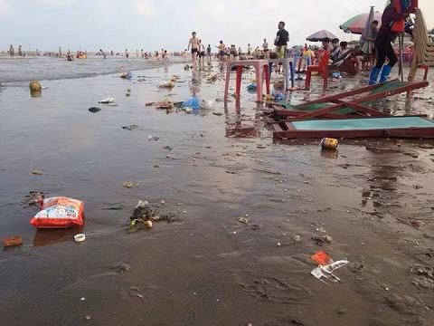 Bãi biển chỉ toàn rác và...rác.