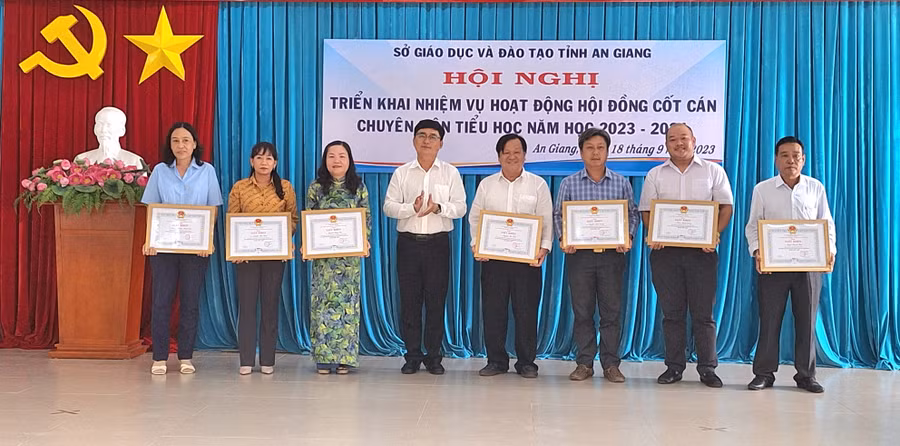 Sở GD&amp;ĐT An Giang trao Giấy khen cho 22 cá nhân đã có thành tích xuất sắc trong thực hiện nhiệm vụ Hội đồng cốt cán chuyên môn tiểu học năm học 2022 – 2023