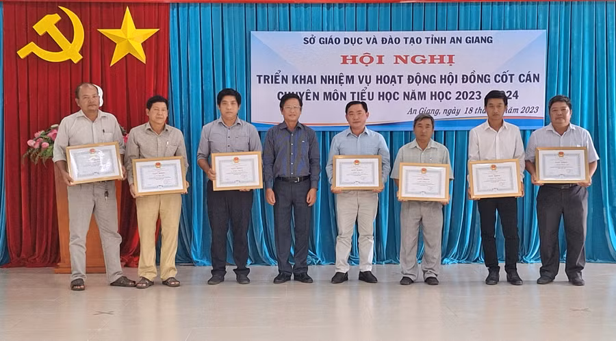 Sở GD&amp;ĐT An Giang trao Giấy khen cho 22 cá nhân đã có thành tích xuất sắc trong thực hiện nhiệm vụ Hội đồng cốt cán chuyên môn tiểu học năm học 2022 – 2023