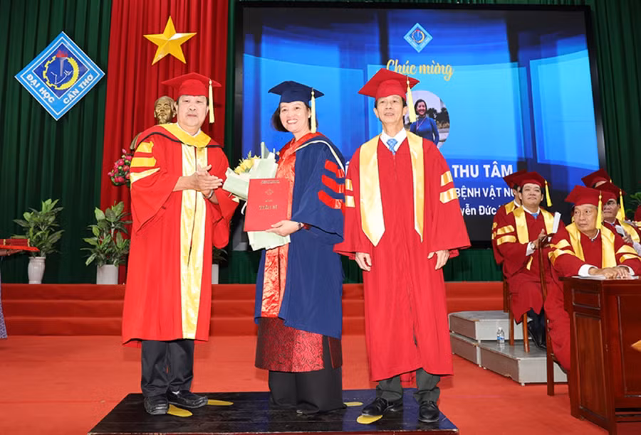 GS.TS Hà Thanh Toàn, Hiệu trưởng Trường ĐH Cần Thơ (trái) trao bằng tốt nghiệp cho các tân tiến sĩ.