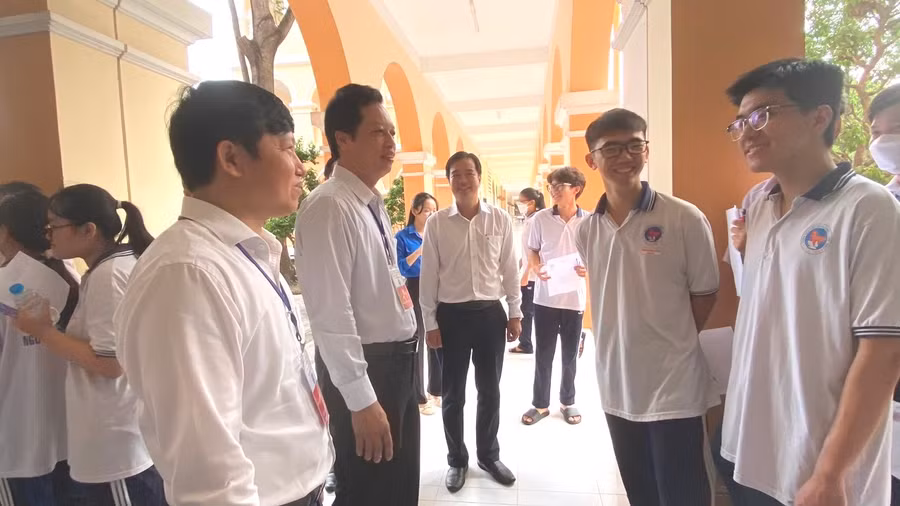 Lãnh đạo UBND tỉnh cùng lãnh đạo Sở GD&ĐT tỉnh Tiền Giang động viên thí sinh trong Kỳ thi tốt nghiệp THPT năm 2023. Lãnh đạo UBND tỉnh cùng lãnh đạo Sở GD&ĐT tỉnh Tiền Giang động viên thí sinh trong Kỳ thi tốt nghiệp THPT năm 2023.