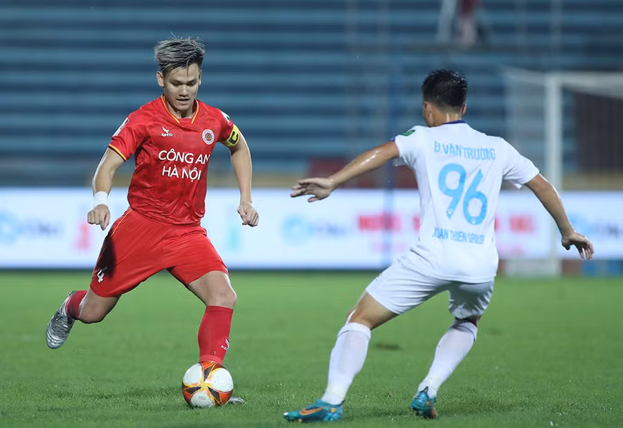 Trận Nam Định (áo trắng) thua Công an Hà Nội ngày 2/8. Ảnh: VPF.