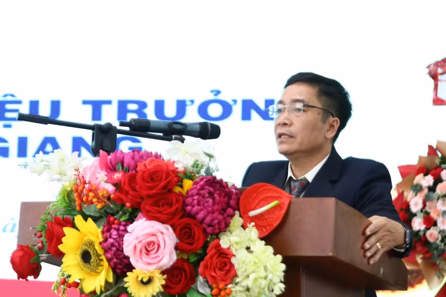 TS Nguyễn Trung Cang, tân Phó Hiệu trưởng Trường ĐH Kiên Giang phát biểu nhận nhiệm vụ. TS Nguyễn Trung Cang, tân Phó Hiệu trưởng Trường ĐH Kiên Giang phát biểu nhận nhiệm vụ.
