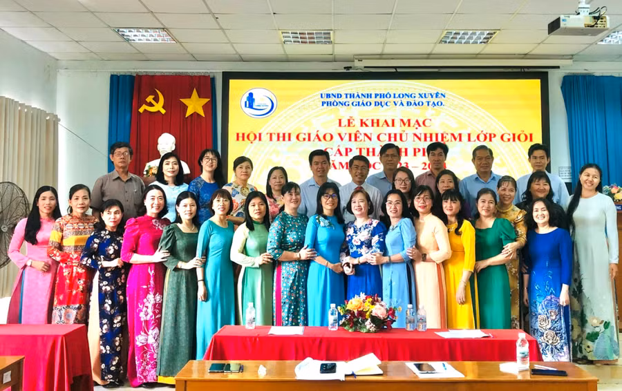 Đại biểu, Ban Giám khảo và giáo viên tham dự lễ khai mạc Hội thi. Đại biểu, Ban Giám khảo và giáo viên tham dự lễ khai mạc Hội thi.
