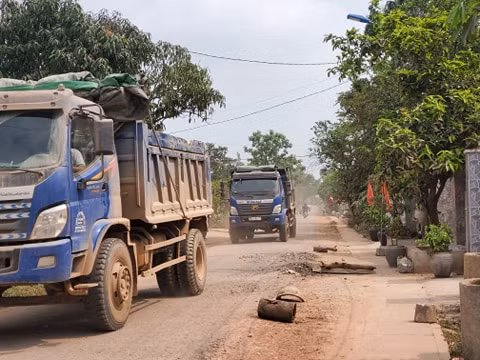 Xe tải ra vào kéo theo bụi mù mịt gây ô nhiễm môi trường.