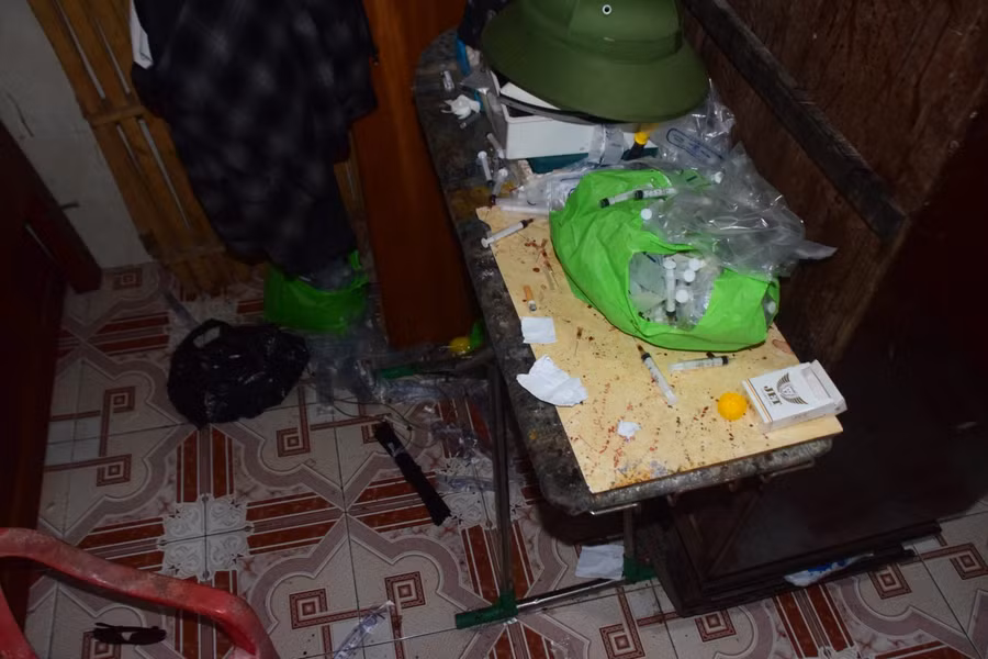 Hàng trăm bơm kim tiêm đã qua sử dụng có dính máu tại nhà Bình.
