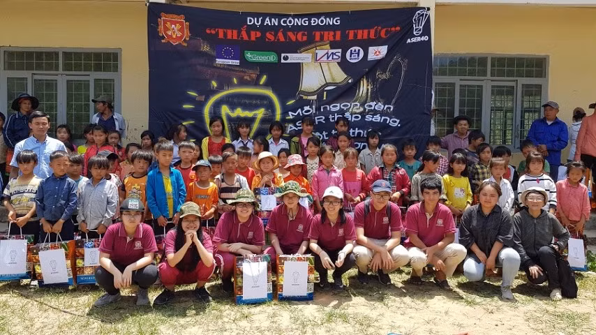 Học sinh Trường Quốc tế Việt Úc tặng đèn bàn bằng năng lượng mặt trời được thực hiện qua dự án Thắp sáng tri thức cho học sinh Trường Tiểu học Cư Pui, điểm thôn Ea Rớt, xã Cư Pui, huyện Krông Bông, tỉnh Đắk Lắk. Ảnh: NTCC.