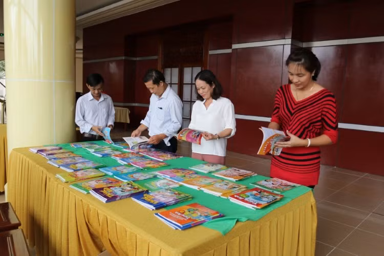 Giáo viên tham gia tập huấn Chương trình GDPT mới.