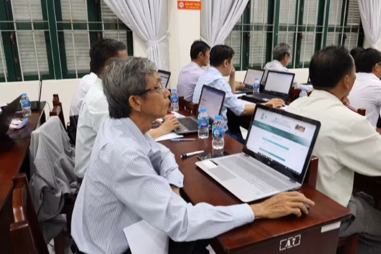 Giáo viên tỉnh Tiền Giang tham gia tập huấn triển khai hệ thống bồi dưỡng trực tuyến Chương trình GDPT mới. Ảnh: X.Uyên