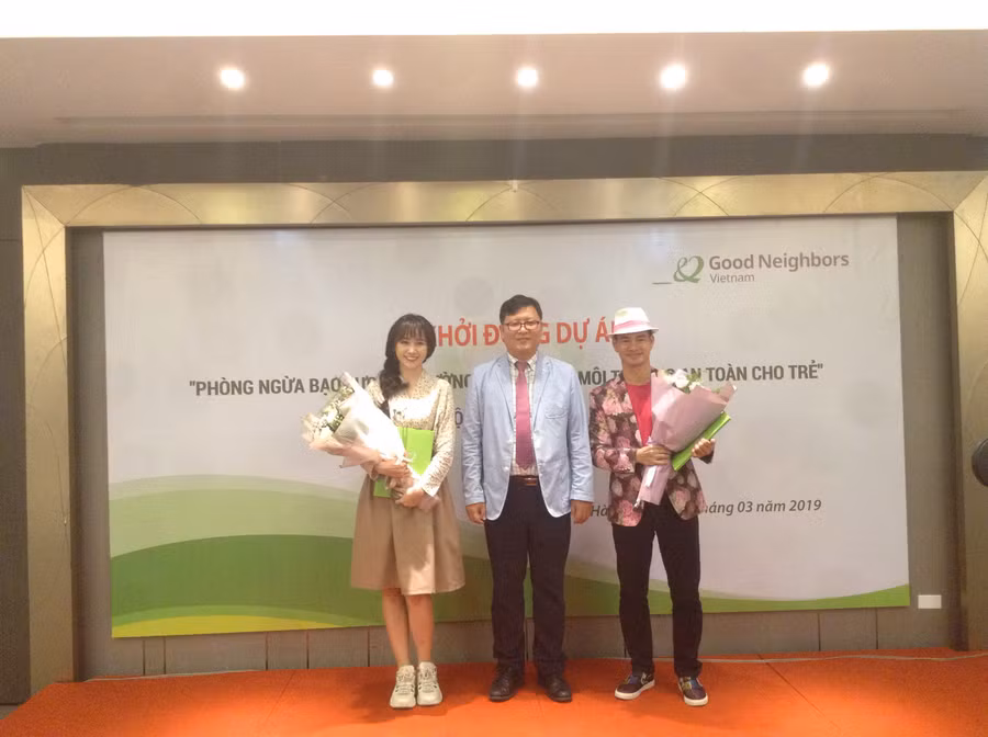 Ông An Yong Sie – Trưởng đại diện GNI tại Việt Nam chụp ảnh lưu niệm cùng ca sĩ Hari Won – đại sứ quảng bá của tổ chức GNI và nghệ sĩ Xuân Bắc – đại sứ dự án
