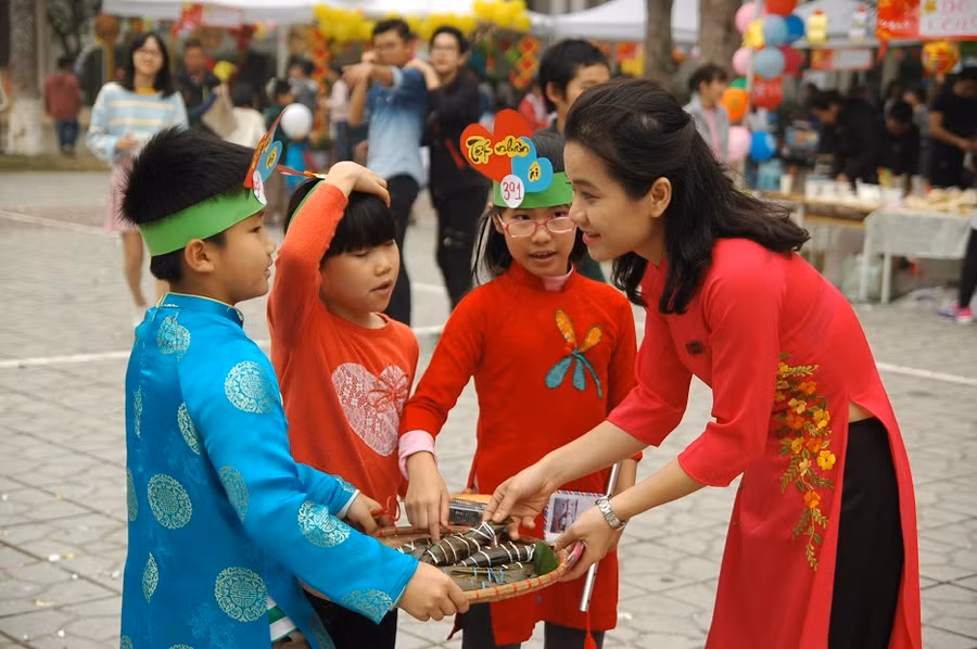 Học sinh hào hứng tham gia hội chợ Tết nhân ái
