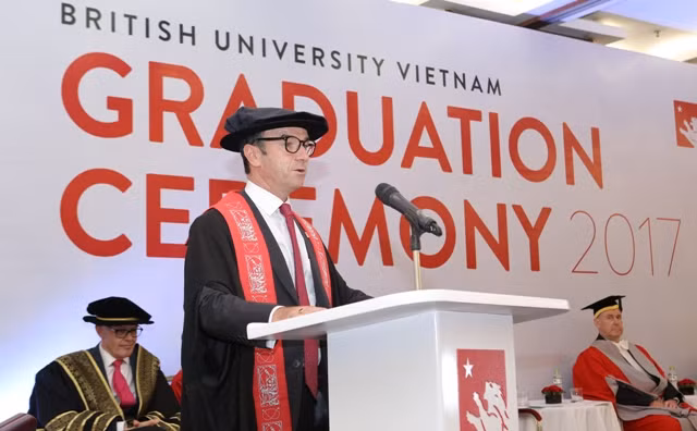 Ông Ieuan Ellis phát biểu trong lễ tốt nghiệp năm 2017 của Trường ĐH Anh Quốc Việt Nam