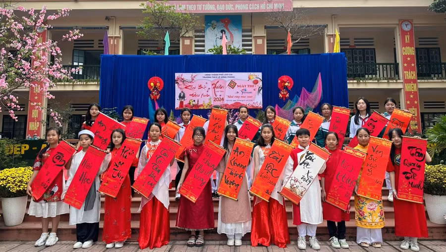 Học sinh Trường THCS Lê Hồng Phong TP Lào Cai, viết thư pháp trong Ngày thơ Việt Nam. Ảnh: Thuận Thiên